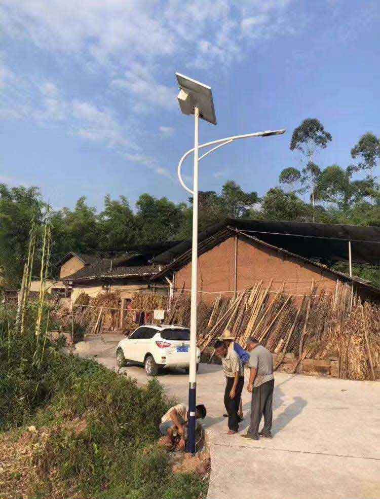 在路上随處可見的太陽能路燈